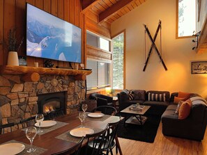 Dining - Ski Condo, Sleeps 8, Hot Tub, Garage, Dog Friendly (Mammoth Lakes)
