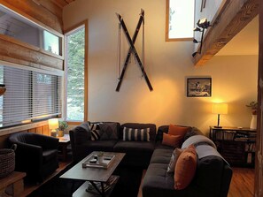 TV, fireplace, DVD player - Ski Condo, Sleeps 8, Hot Tub, Garage, Dog Friendly (Mammoth Lakes)