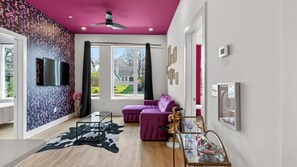 Interior - Cosmic Cowgirl by Avantstay Pink Western-themed Condo + Rooftop Lounge + Near Downtown Nashville (Nashville)