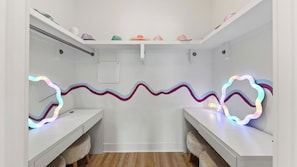 Apartment (2 Bedrooms) | Interior - Cosmic Cowgirl by Avantstay Pink Western-themed Condo + Rooftop Lounge + Near Downtown Nashville (Nashville)