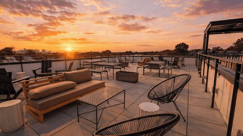 Cosmic Cowgirl by Avantstay Pink Western-themed Condo + Rooftop Lounge + Near Downtown Nashville