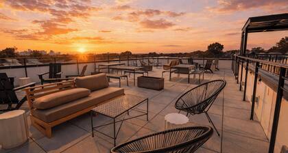 Cosmic Cowgirl by Avantstay Pink Western-themed Condo + Rooftop Lounge + Near Downtown Nashville