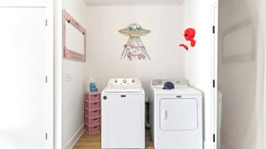 Apartment (2 Bedrooms) | Interior - Cosmic Cowgirl by Avantstay Pink Western-themed Condo + Rooftop Lounge + Near Downtown Nashville (Nashville)