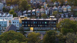 Interior - Cosmic Cowgirl by Avantstay Pink Western-themed Condo + Rooftop Lounge + Near Downtown Nashville (Nashville)