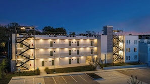 Apartment (2 Bedrooms) | Interior - Cosmic Cowgirl by Avantstay Pink Western-themed Condo + Rooftop Lounge + Near Downtown Nashville (Nashville)