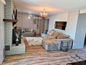 Smart TV, fireplace, table football, ping pong - Cozy "Blue Moon" Cabin with Beautiful Lake Whitney View and Upstairs Deck (Whitney)
