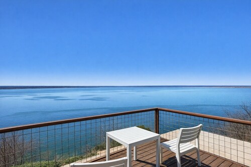 Cozy "Blue Moon" Cabin with Beautiful Lake Whitney View and Upstairs Deck