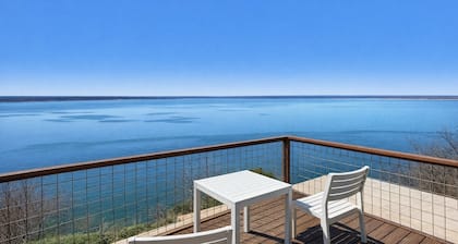 Cozy "Blue Moon" Cabin with Beautiful Lake Whitney View and Upstairs Deck