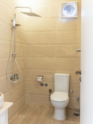 Bidet, asciugamani, sapone, carta igienica
