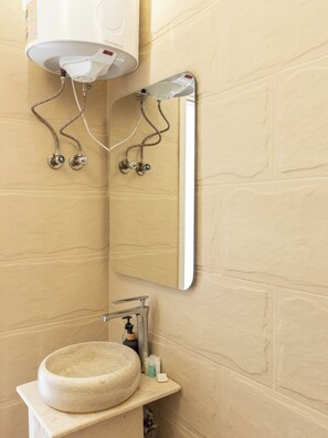 Bidet, asciugamani, sapone, carta igienica