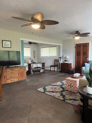 Living area - Charming Surfer's dream Hawaiian Home near Lyman Beach on Ali'i Drive (Kailua-Kona)