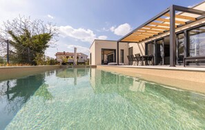A heated pool - Beautiful home in Tar (Tar)
