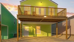 Une maison à deux étages avec un balcon, un garage et une allée.