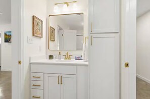 Luxury House, 2 Bedrooms, Non Smoking, Kitchen | Bathroom