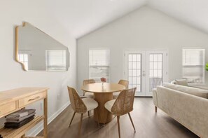 Luxury House, 2 Bedrooms, Non Smoking, Kitchen | In-room dining