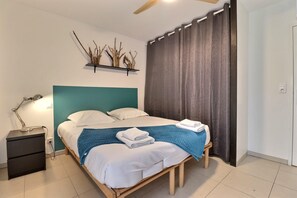 Room - Tropical Escape - Terrace and mountain view. (sarrola)