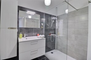 Shower, hair dryer, towels - Casa Simona - Amazing Sea View (Ajaccio)