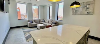 Walkable - Downtown Loft Unit 207 - Queen Bed