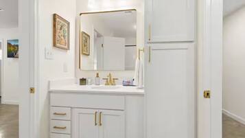 Luksushus, 2 soverom, kjøkken | Bad