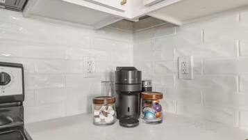 Luxury House, 2 Bedrooms, Kitchen | Coffee and/or coffee maker