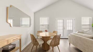 Rumah Mewah, 2 kamar tidur, dapur | Tempat makan