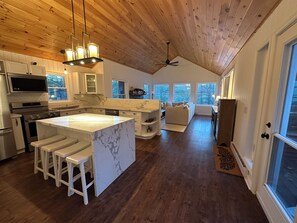Interior - Muskoka Lake - Newer Island Cottage - 3 Bedroom - 1 min ride from marina (Gravenhurst)