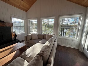 Living area - Muskoka Lake Island Newer Island Cottage - 3 Bedroom - 1 min ride from marina (Gravenhurst)