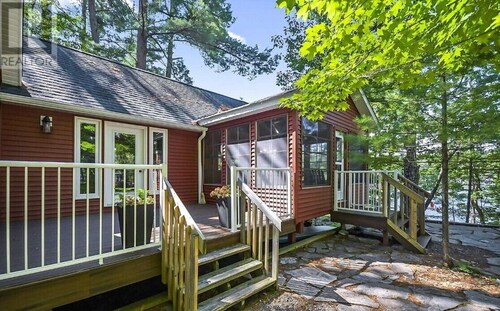 Muskoka Lake - Newer Island Cottage - 3 Bedroom - 1 min ride from marina