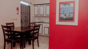 Comfort-lejlighed - 1 dobbeltseng - handicapvenlig brusekabine - køkken | Spiseområde