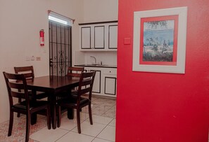 Comfort-lejlighed - 1 dobbeltseng - handicapvenlig brusekabine - køkken | Spiseområde