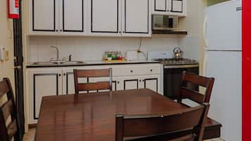 Leilighet – comfort, 1 dobbeltseng, dusjstol for rullestolbrukere, kjøkken | Eget kjøkken