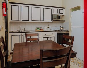 Comfort-huoneisto, 1 parisänky, suihku (johon voi siirtyä pyörätuolista), keittiö | Yksityinen keittiö