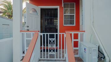 Comfort-lejlighed - 1 dobbeltseng - handicapvenlig brusekabine - køkken | Udendørsområde