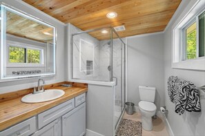 Shower, hair dryer, towels, soap - Oyster Bay Retreat -50' Waterfront with Pier. (Gulf Shores)