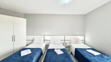 Habitación triple Confort, balcón, vista a la ciudad | Spa