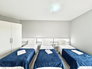 Habitación triple Confort, balcón, vista a la ciudad | Spa