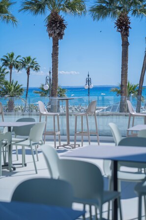 รับประทานอาหารกลางแจ้ง