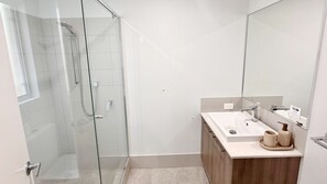 Dusche, Haartrockner, Handtücher