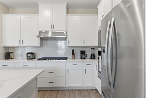 Fridge, microwave, oven, stovetop - Modern Single-Family w/ Game Room | Reunion Village (7748) (Kissimmee)