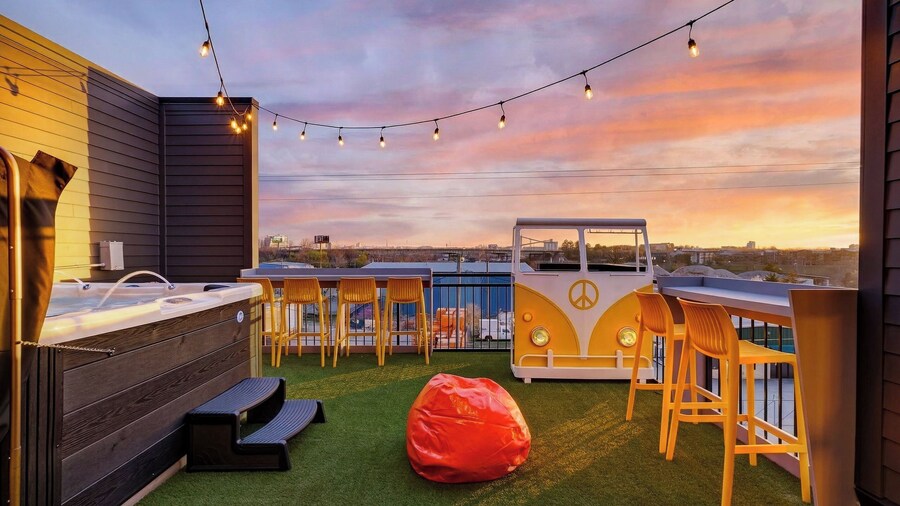 The Lodge & That 70s Show by Avantstay Two Stylish Condos + Hot Tub + Rooftop Lounge + Near Downtown