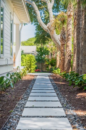 Property grounds - Stunning newly built luxury retreat in the heart of Isle of Palms (Isle of Palms)