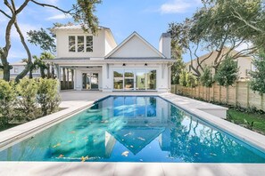 A heated pool - Stunning newly built luxury retreat in the heart of Isle of Palms (Isle of Palms)