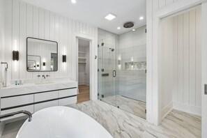 Shower, hair dryer, towels - Stunning newly built luxury retreat in the heart of Isle of Palms (Isle of Palms)