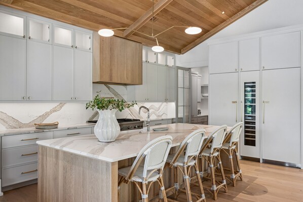 Fridge, microwave, oven, stovetop - Stunning newly built luxury retreat in the heart of Isle of Palms (Isle of Palms)