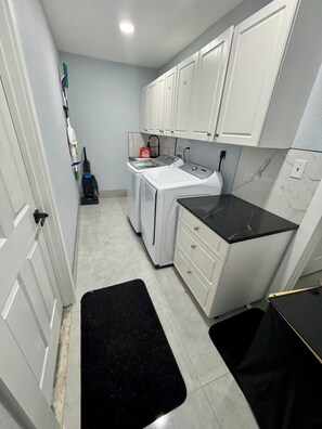 Interior - Modern waterfront house w/ 3 suites - fully equipped for vacation (Port Charlotte)
