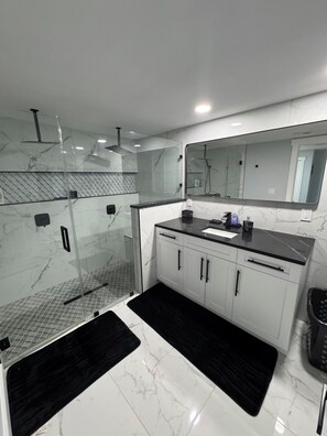Hair dryer, towels, soap, toilet paper - Modern waterfront house w/ 3 suites - fully equipped for vacation (Port Charlotte)
