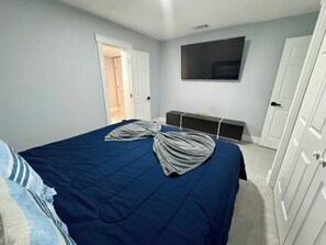 3 bedrooms, travel cot, free WiFi, bed sheets - Modern waterfront house w/ 3 suites - fully equipped for vacation (Port Charlotte)