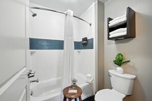 Bathroom - Cozy studio with AC in cool Houston neighborhood (Houston)