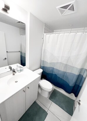 Secadora de cabello, toallas, jabón, papel de baño 