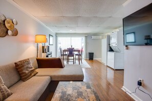 Fernseher, Bücher, Videothek, Computerbildschirme